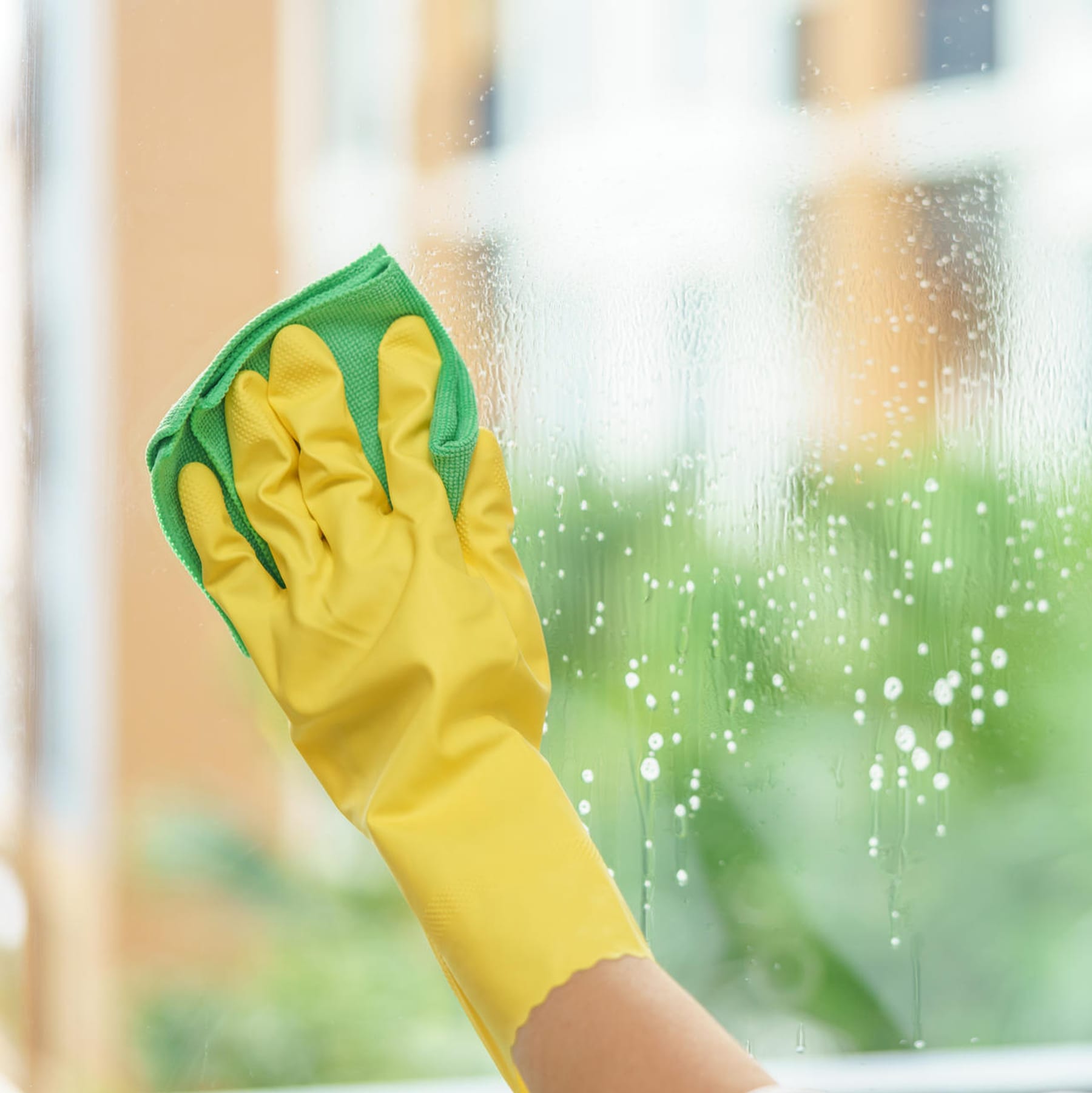 Fenster putzen ohne Streifen – praktische Tipps gegen Schlieren