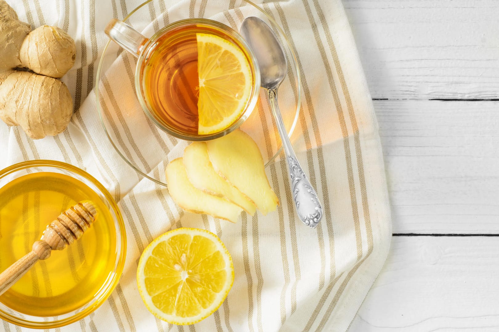 Viel Ruhe, Flüssigkeit und Vitamine sind bei einem aufkommenden Schnupfen wichtig.