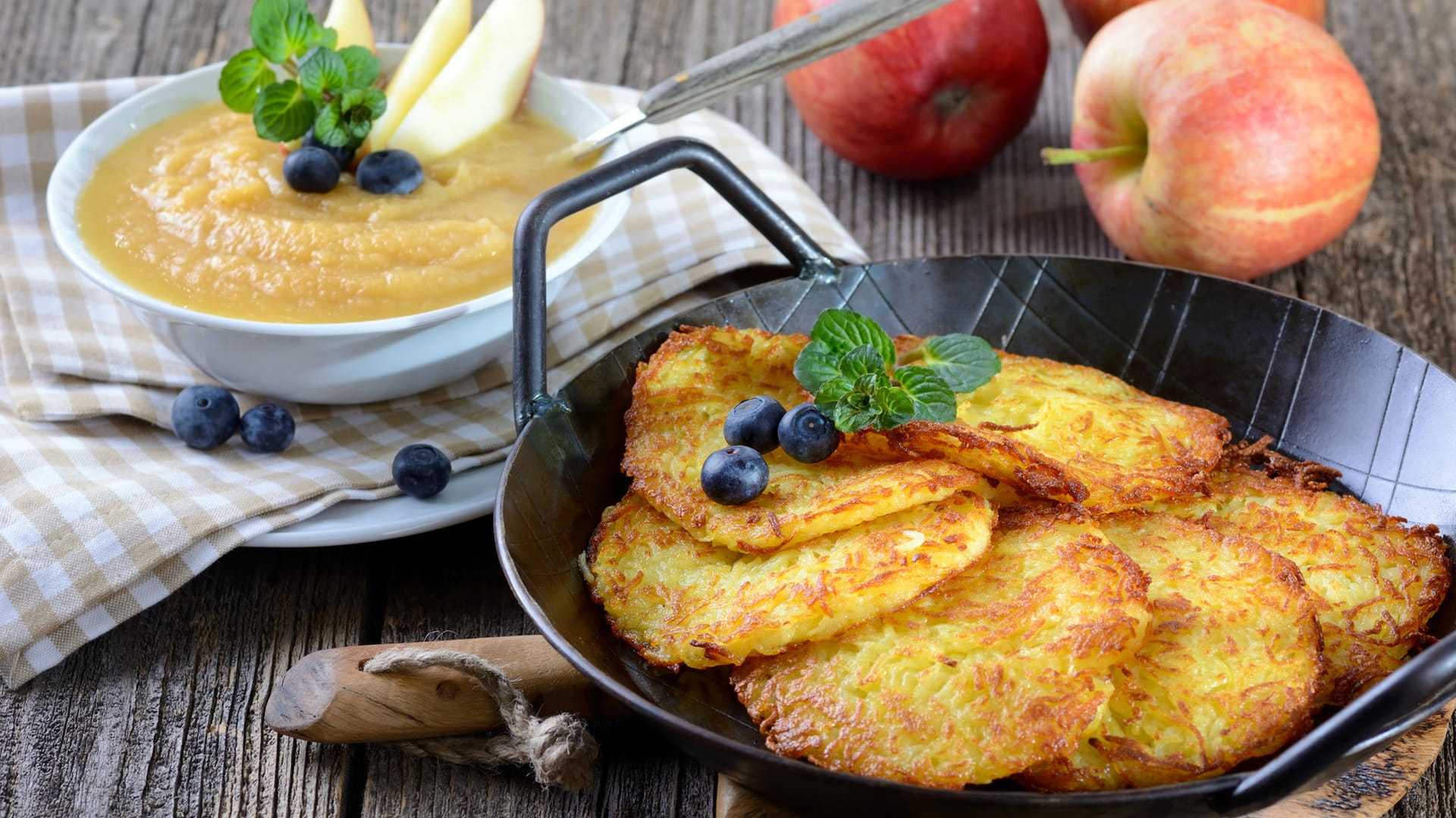 Kartoffelpuffer: Selbstgemachte Reibekuchen sind ein Genuss. Besonders gut schmecken sie mit Apfelmus.