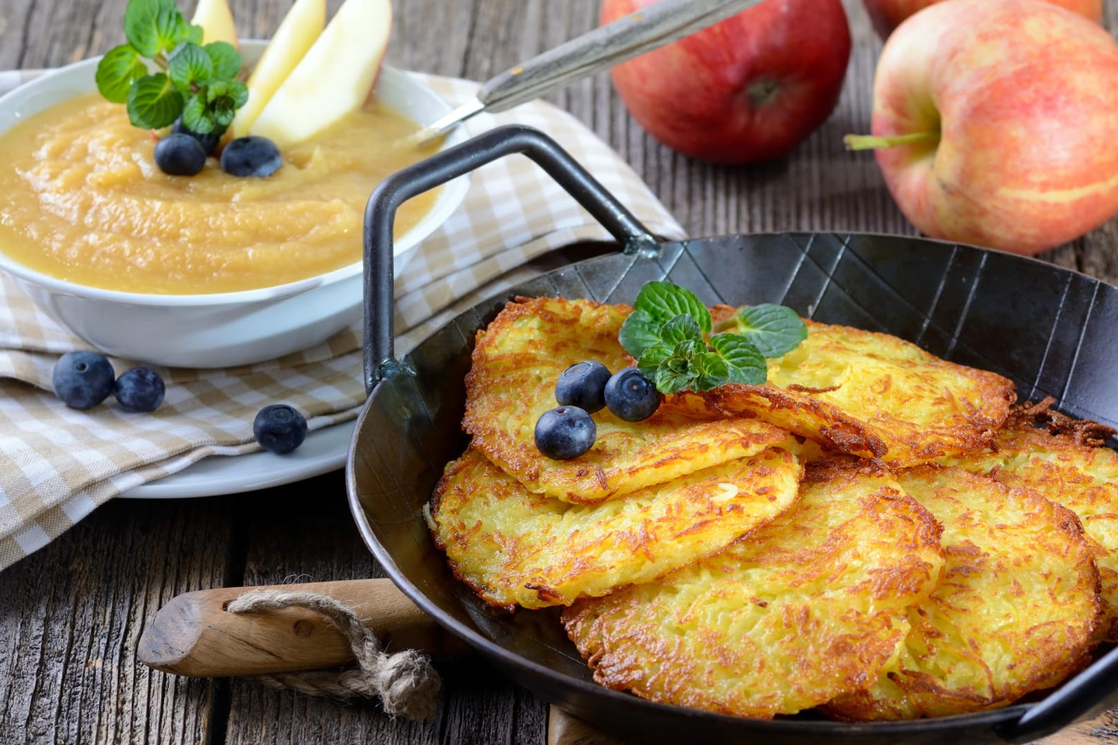 Kartoffelpuffer: Selbstgemachte Reibekuchen sind ein Genuss. Besonders gut schmecken sie mit Apfelmus.