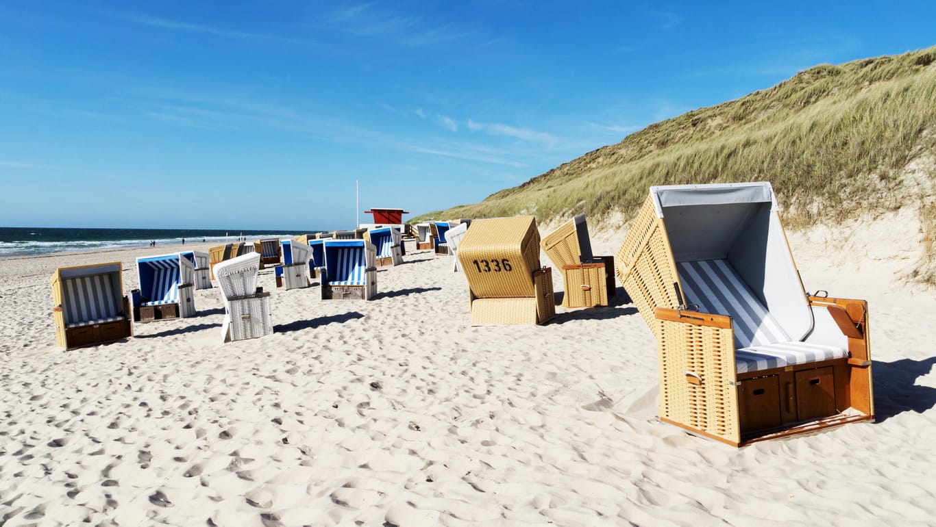 Sylt: In den Strandkörben in Wenningstedt auf der Insel Sylt kann man Meeresluft schnuppern.