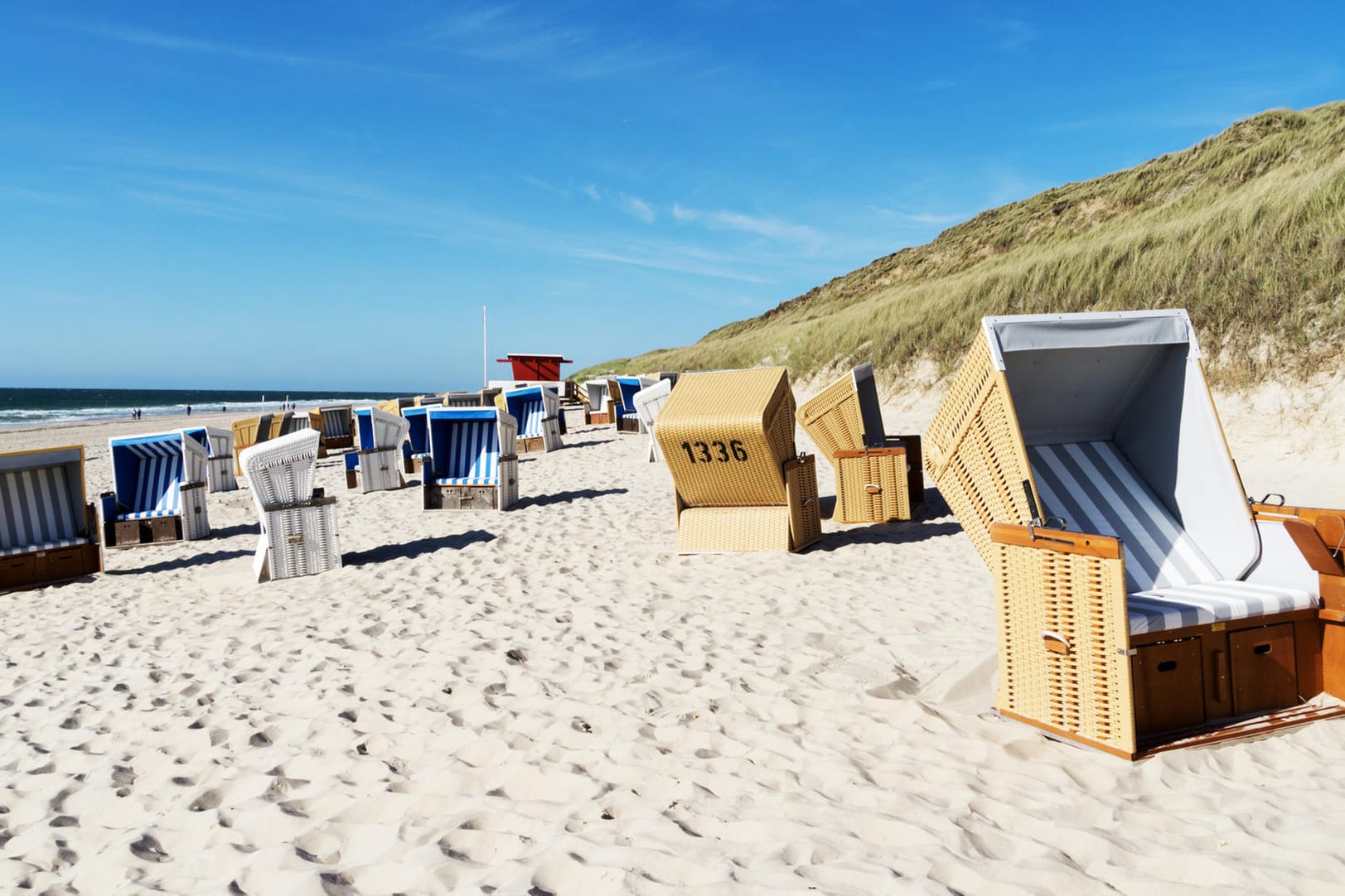 Sylt: In den Strandkörben in Wenningstedt auf der Insel Sylt kann man Meeresluft schnuppern.