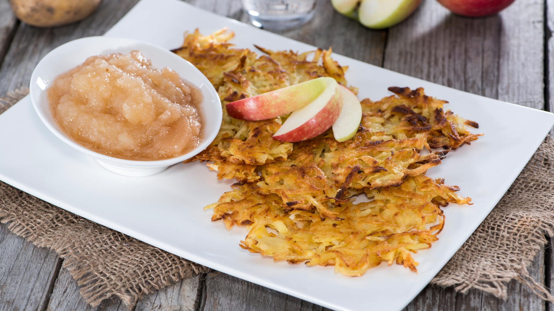 Kartoffelpuffer mit Apfelmus: Auch das Mus können Sie ganz leicht selbst herstellen.