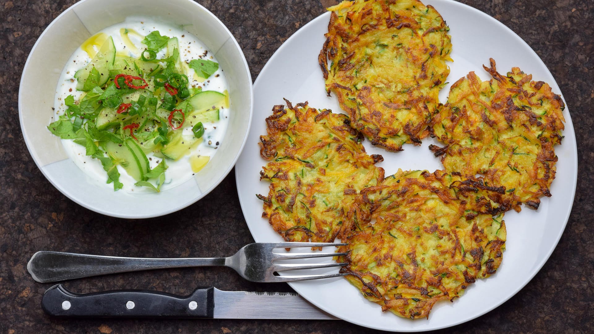 Zucchini-Kartoffelpuffer: Mit Zucchini können Sie das klassische Kartoffelpufferrezept aufpeppen.