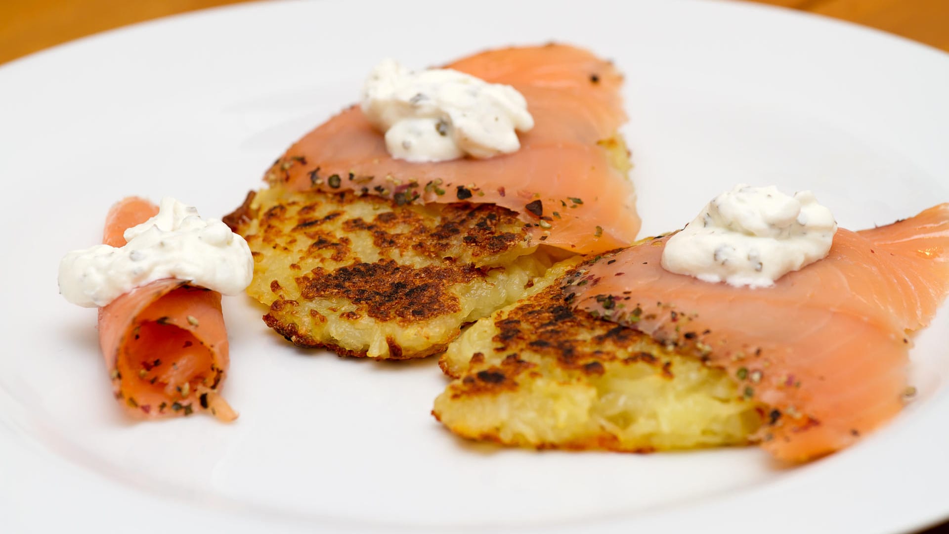 Kartoffelpuffer: Zusammen mit Lachs wird aus den Kartoffelpuffern eine Hauptmahlzeit.