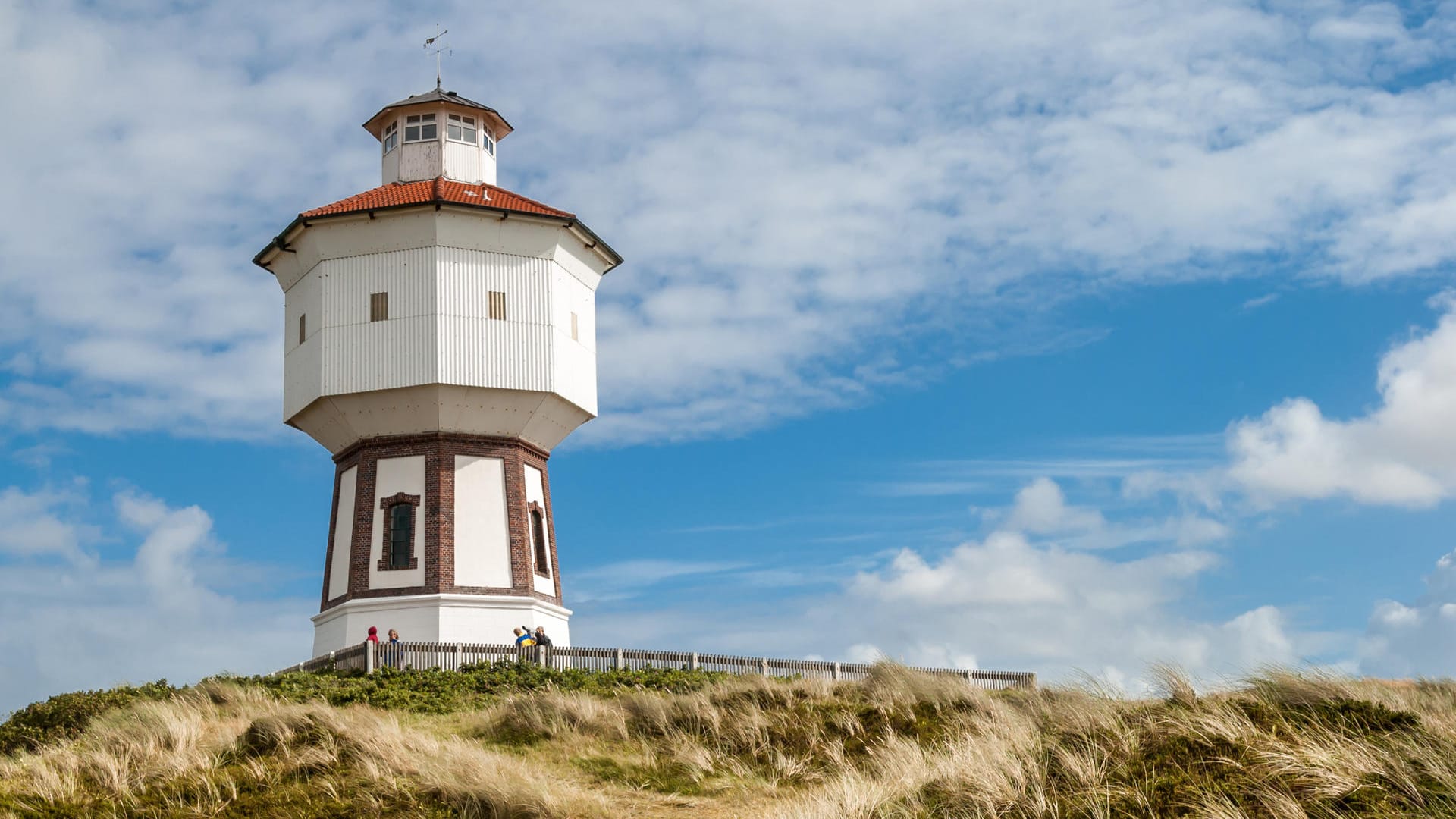 Wasserturm in den Dünen von Langeoog: Die Ostfriesische Insel hat vor allem viel Strand zu bieten.