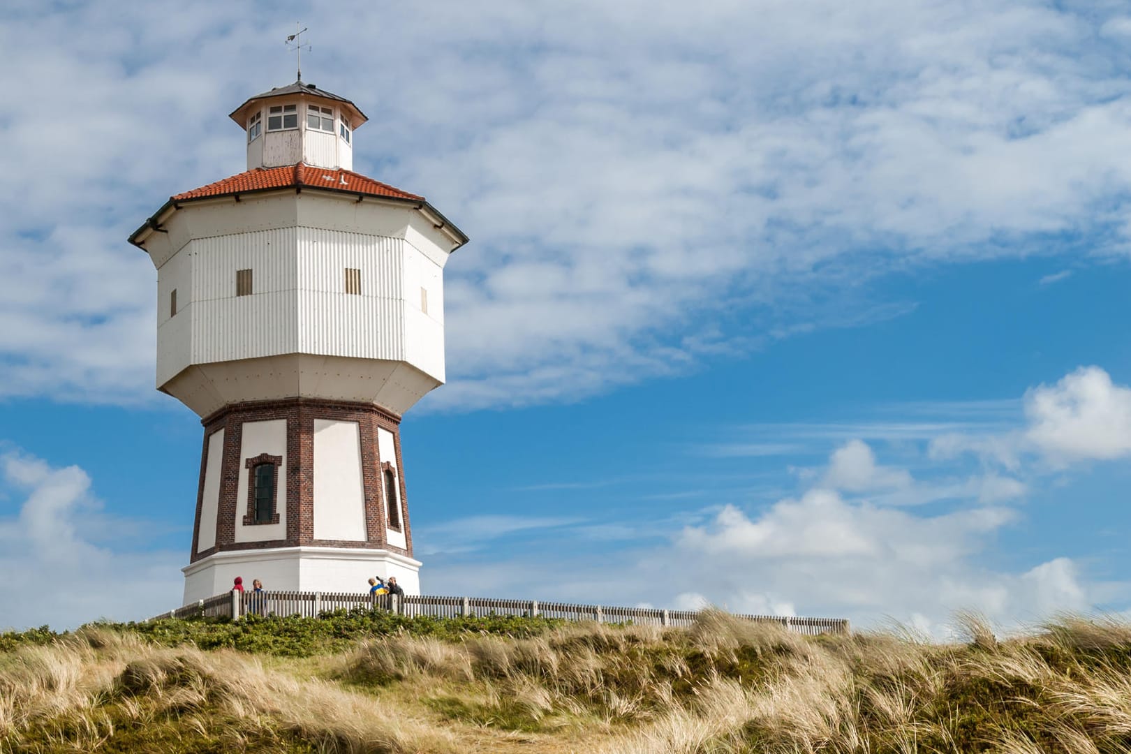 Wasserturm in den Dünen von Langeoog: Die Ostfriesische Insel hat vor allem viel Strand zu bieten.