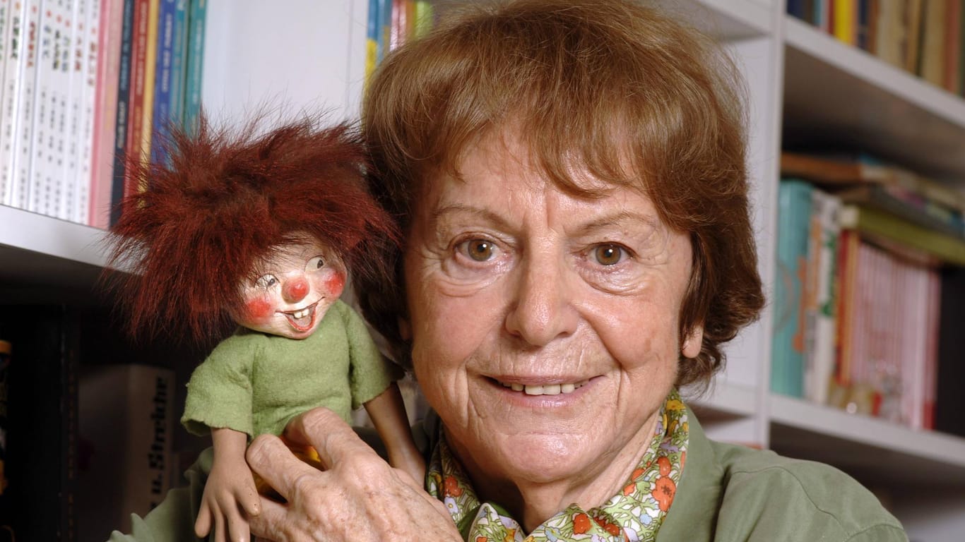 Writer Ellis Kaut with a self-made Pumuckl doll