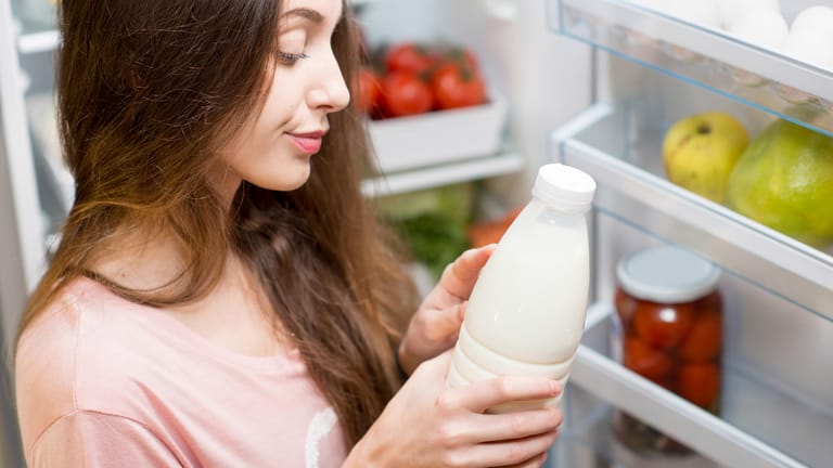 Haltbarkeit von Milch: Viele glauben, dass H-Milch auch geöffnet lange haltbar ist – ein Irrtum.