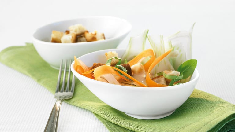 Fenchel-Möhren-Salat: Mit einer Sauce aus Kefir, Milch, Tomatenmark, Senf und Feta wird dieses Gericht verfeinert.