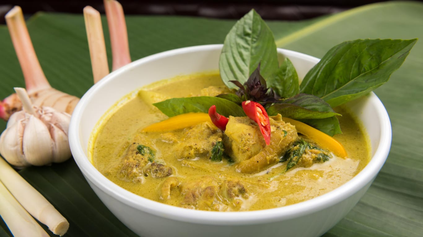 Grünes Gemüse-Curry mit Galgant: Runden Sie das würzige Gericht zum Schluss mit etwas Limettensaft ab.