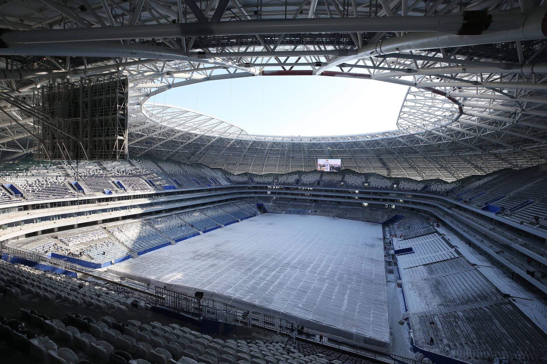 Stadion Samara: Die Besonderheit ist die 60 Meter hohe Glaskuppel, die die Arena überdacht und an die Weltraumfahrt erinnert. Die Metropole Samara soll damit als Tribut des Luft- und Raumfahrtzentrum Russlands gekennzeichnet sein.