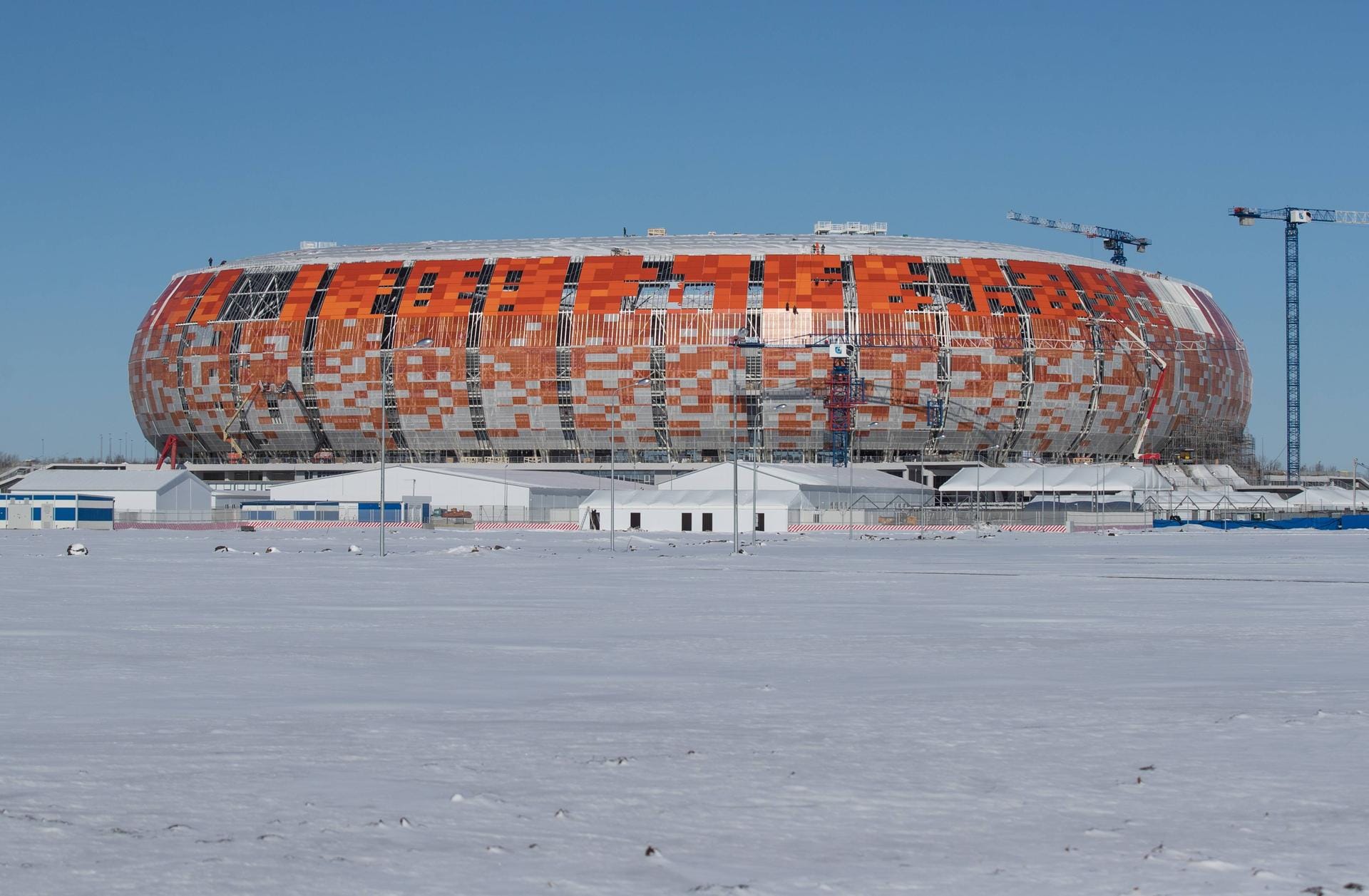 Yubileyniy-Stadion Saransk: Die Stadt Saransk liegt südöstlich von Moskau und gilt als eine der lebenswertesten Städte in Russland. Das mordwinische Kunsthandwerk spiegelt sich in der Ummantelung der Arena wieder: In den Farben orange, rot und weiß.