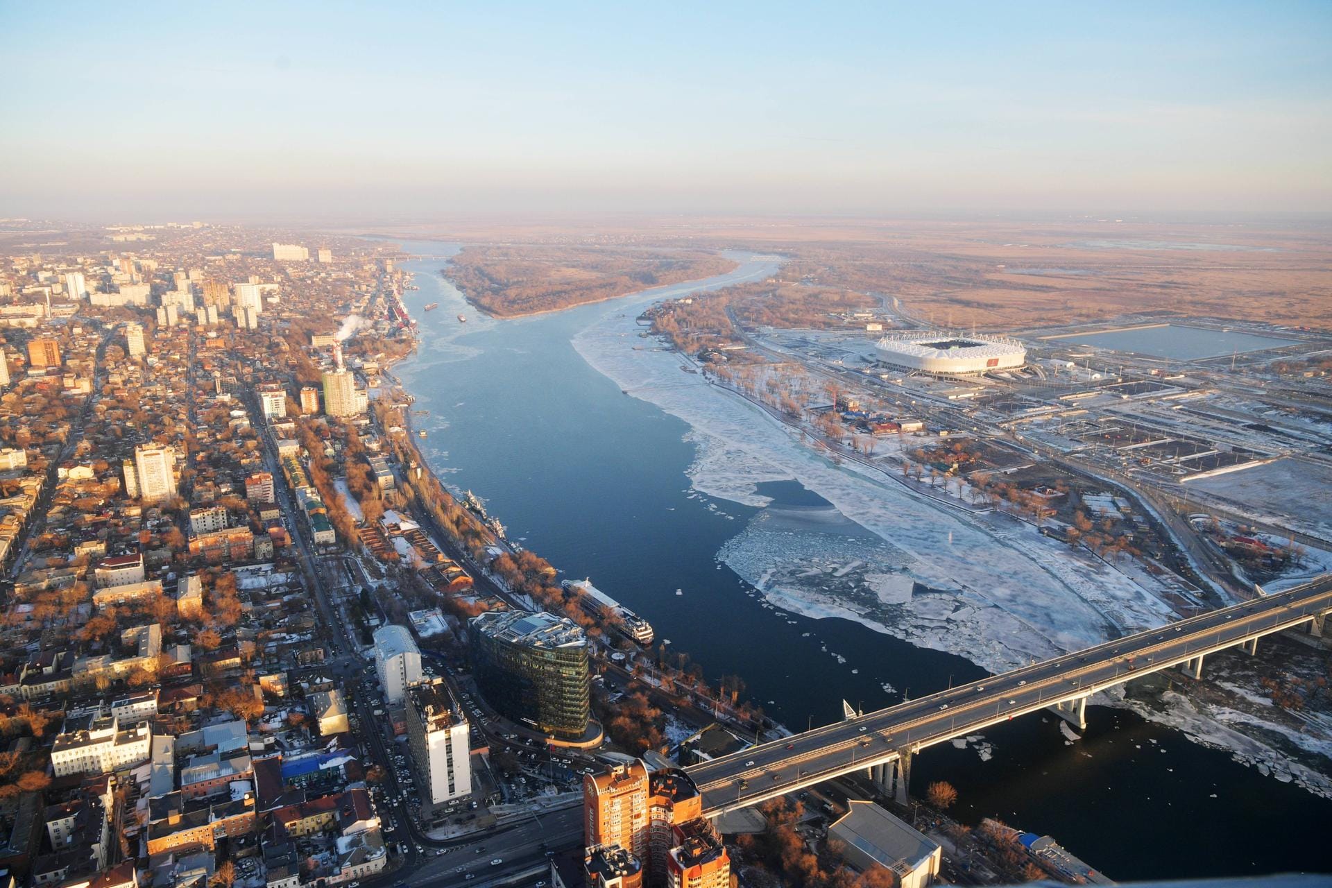 Rostow-Arena: Dieses WM-Stadion ist in der russischen Stadt Rostow am Don, am Ufer des Flusses Don gelegen. Die Dachform, die an die Windungen des Flusses erinnern, machen die Arena – auch wenn sie die kleinste von allen ist – zu etwas Besonderem.