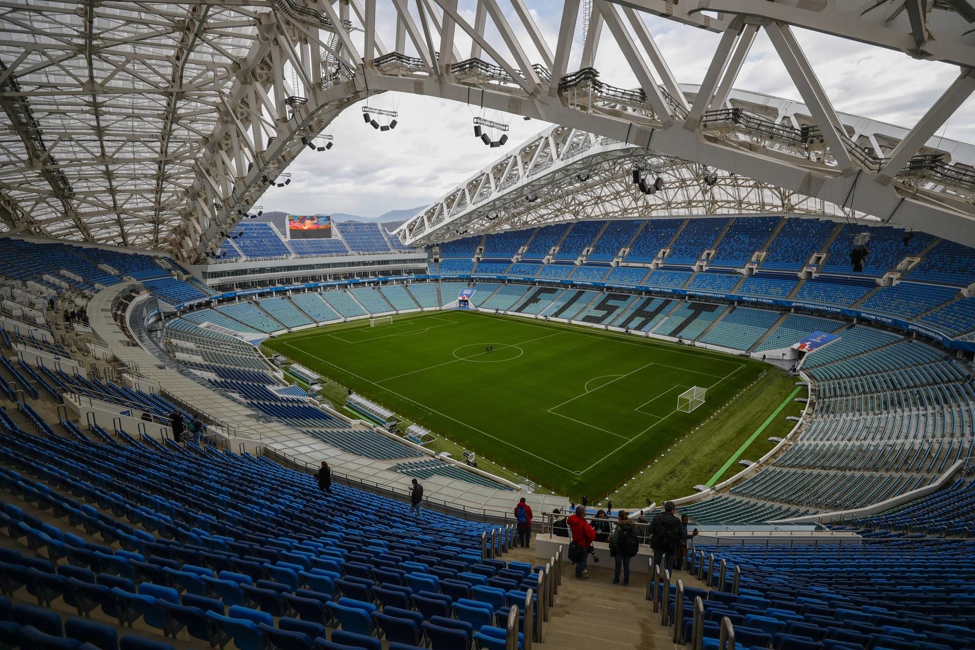 Olympiastadion Sotschi (Fisht-Stadion): Die Stadionkapazität wurde auf ca. 48.000 Zuschauer für die WM 2018 erhöht. Außerdem musste das Stadiondach entfernt werden, denn die FIFA schreibt eine Austragung unter freiem Himmel vor.