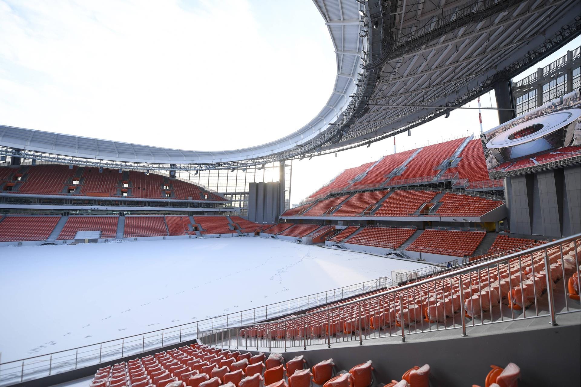 Zentralstadion Jekatarinenburg: Die temporären Tribünen außerhalb des Stadions machen die Arena zu einem außergewöhnlichen Austragungsort der WM-Endrunde.