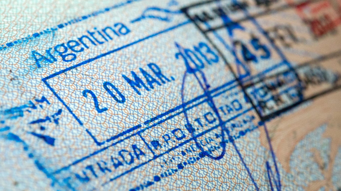 Stempel im Reisepass: Für viele Länder der Welt müssen deutsche Urlauber kein Visum mehr beantragen, etwa für Argentinien – manchmal wird es jedoch kompliziert.