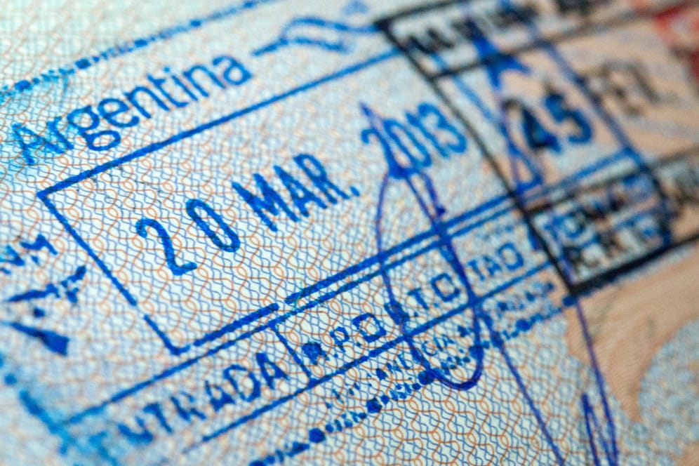 Stempel im Reisepass: Für viele Länder der Welt müssen deutsche Urlauber kein Visum mehr beantragen, etwa für Argentinien – manchmal wird es jedoch kompliziert.