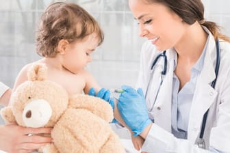 Das Robert-Koch-Institut empfiehlt die Impfung gegen Lungenentzündung für Menschen ab 60 Jahren, chronisch Kranke und Säuglingen.
