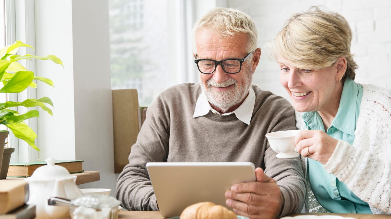 Rentner blicken auf Laptop: Ruhestand schützt nicht vor Arbeit und nicht vor Papierkram. Denn immer mehr Rentner müssen ihre Steuererklärung machen.