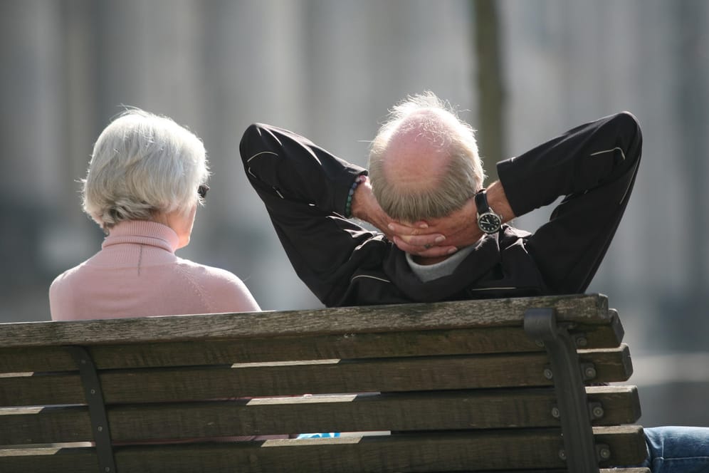 Rentnerpaar auf einer Bank: Mit der Rentenerhöhung werden viele Ruheständler steuerpflichtig. Sie können sich einen Teil des Geldes vom Fiskus zurück holen.