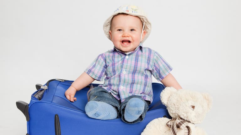 Baby an Bord: Die iOS-App "Pack the Bag" bietet auch eine digitale Packliste für Flugreisen mit einem Kleinkind an.