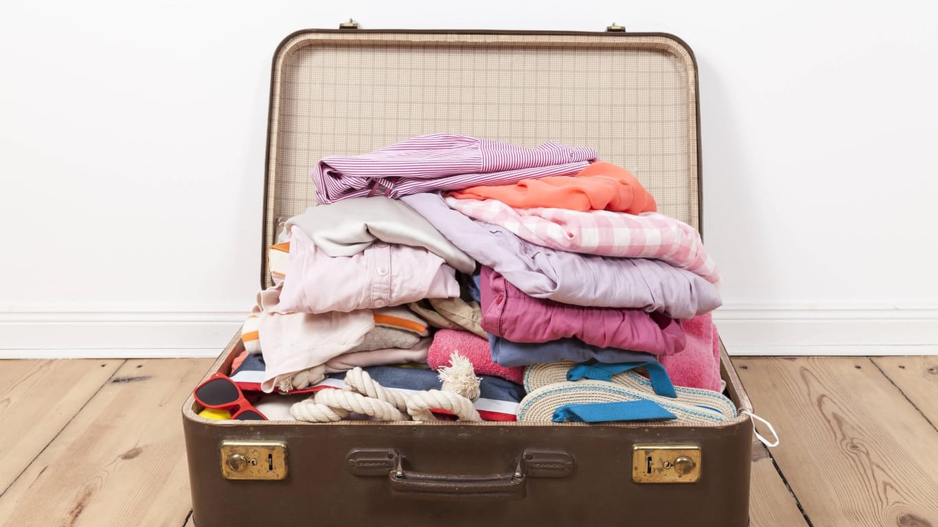 Übervoller Koffer: Manchmal kann die Kleiderwahl für den Urlaub zur Herausforderung werden.