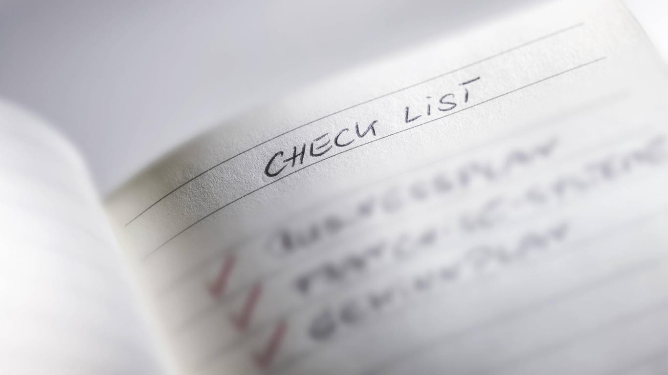 Handgeschriebene Checkliste: Sie können auch vorgefertigte Packlisten-Formulare aus dem Internet nutzen.