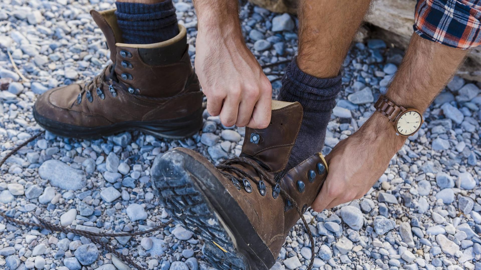 Outdoorschuhe für den Wanderurlaub: Diese kommen auf den Kofferboden, auf die Seite mit den Rollen.