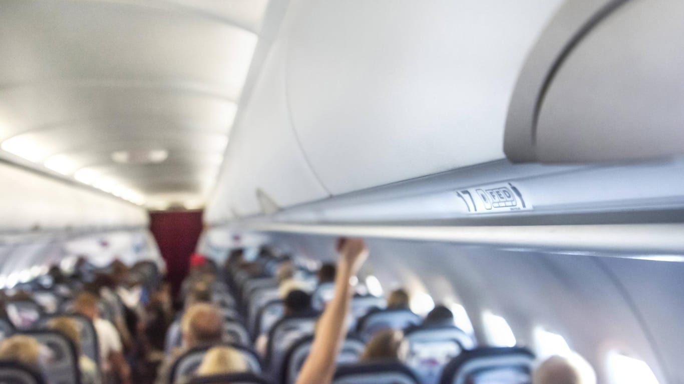 An Bord eines vollbesetzten Flugzeugs: Flugreisende dürfen nicht alles im Handgepäck mitnehmen.