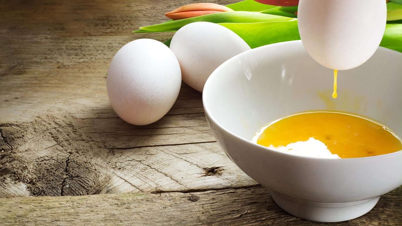 Eier Auspusten: Um gesundheitliche Risiken zu vermeiden, sollten Sie Eier am besten nicht mit dem Mund auspusten.