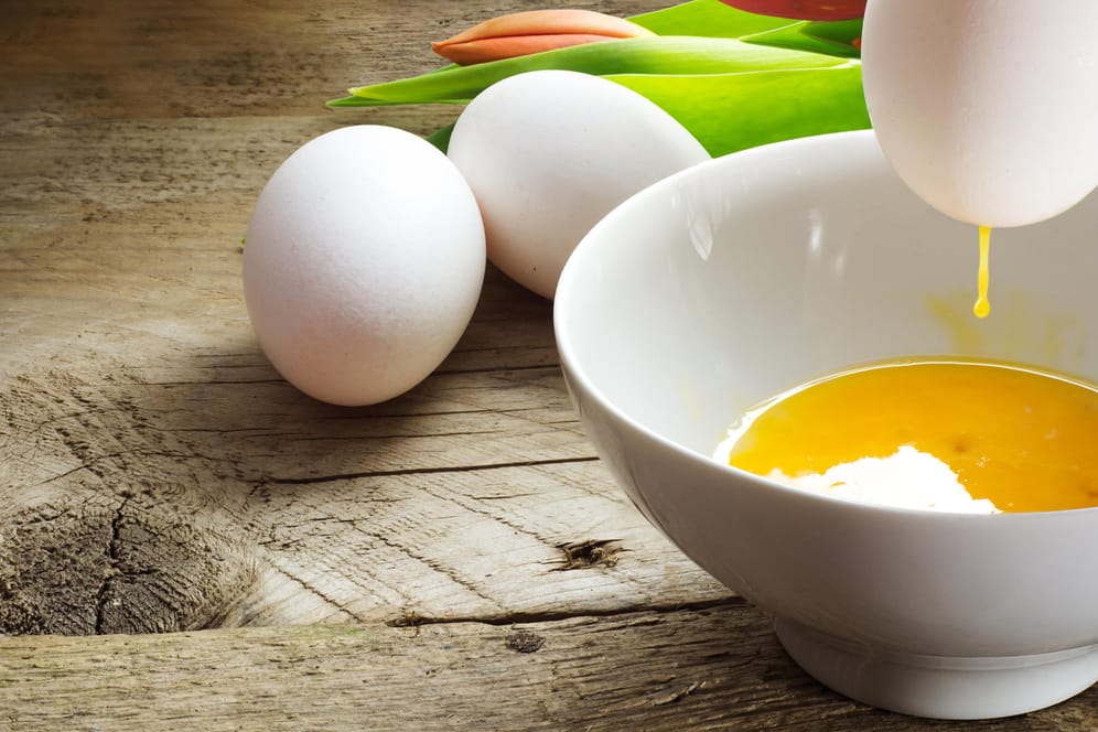 Eier Auspusten: Um gesundheitliche Risiken zu vermeiden, sollten Sie Eier am besten nicht mit dem Mund auspusten.