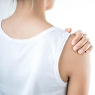 Schulterschmerzen: Halten sie über längere Zeit an, sollte ein Arzt die Ursachen abklären.