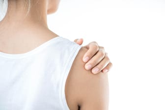 Schulterschmerzen: Halten sie über längere Zeit an, sollte ein Arzt die Ursachen abklären.