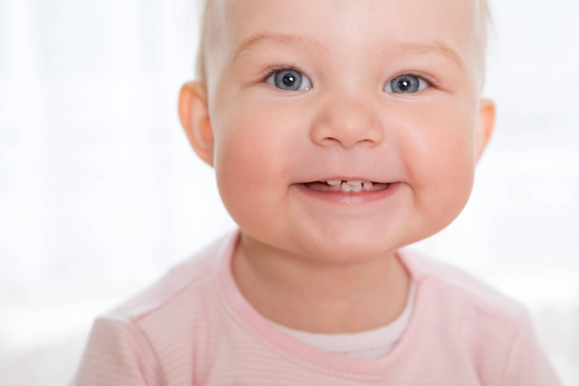 Mit dem ersten Zahn beginnt auch die Zahnpflege bei Babys und Kleinkindern
