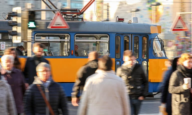 Straßenbahn mit Pendlern: Auch wenn Sie öffentliche Verkehrsmittel nutzen, können Sie die Fahrtkosten zur Arbeit von der Steuer absetzen