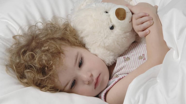 Mädchen mit Teddybär: Manchmal hilft sogar ein Kuscheltier dabei, nicht mehr ins Bett zu nässen.