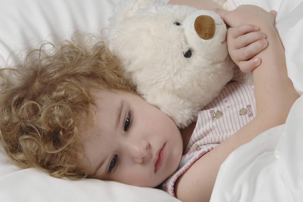 Mädchen mit Teddybär: Manchmal hilft sogar ein Kuscheltier dabei, nicht mehr ins Bett zu nässen.