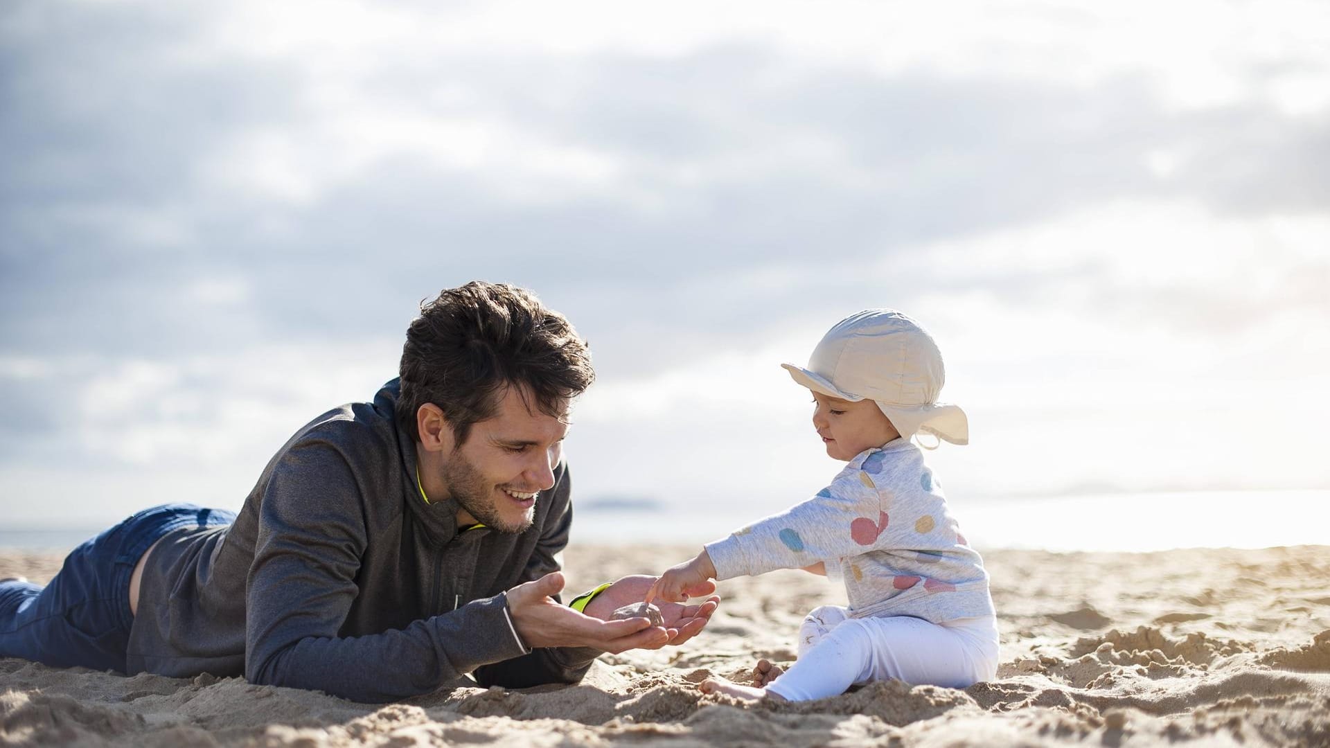 Vater mit Kind: Ganz persönliche Fotos können für Passepartoutkarten verwendet werden.