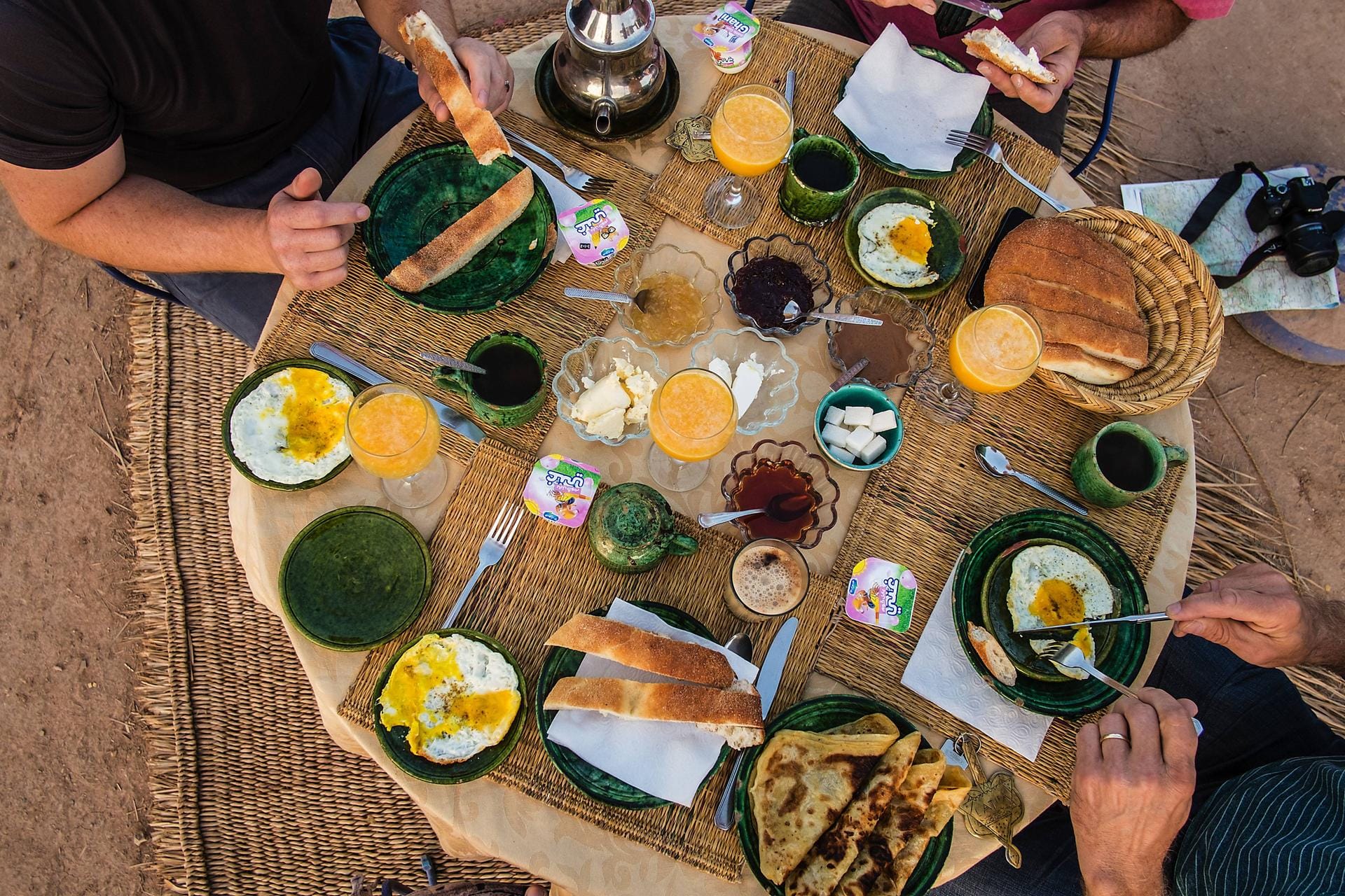 Ein reich gedeckter Frühstückstisch: Welche Lebensmittel bieten die beste Basis für ein ausgewogenes Frühstück?