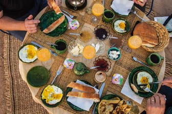 Ein reich gedeckter Frühstückstisch: Welche Lebensmittel bieten die beste Basis für ein ausgewogenes Frühstück?