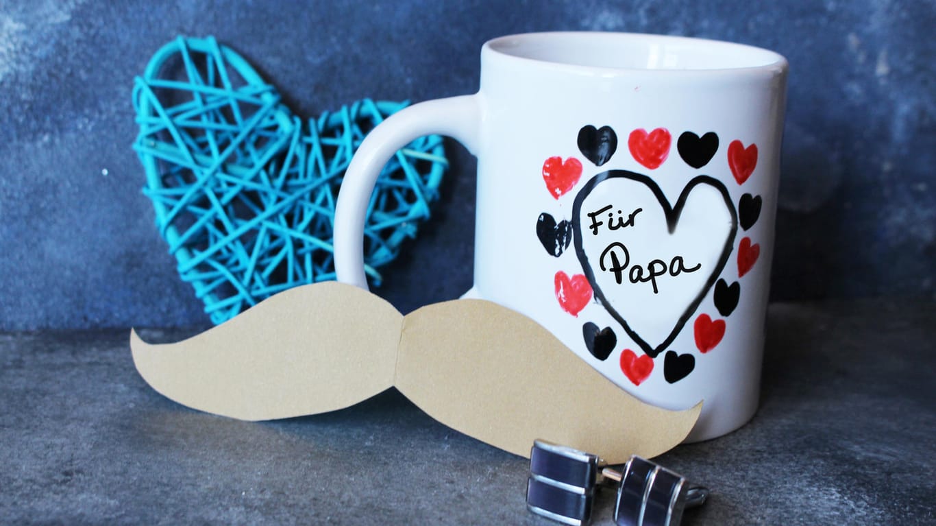 Weiße Tasse mit Herzen und "Für Papa"-Aufschrift