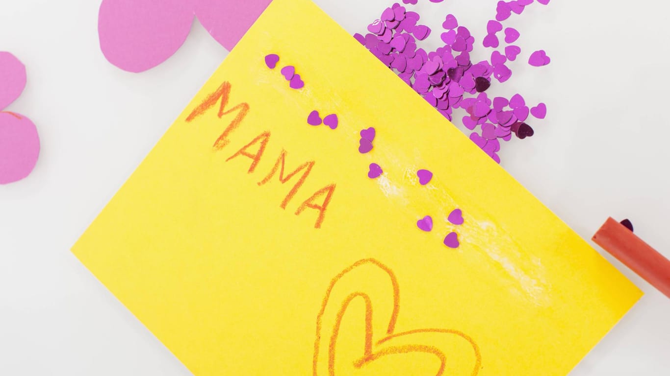 Muttertagskarte: Über eine selbst gebastelte Karte freut sich Mama besonders.