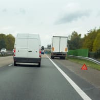 Seitenstreifen auf der Autobahn: Wer eine Panne hat, kann mit seinem Fahrzeug auf den Seitenstreifen fahren.