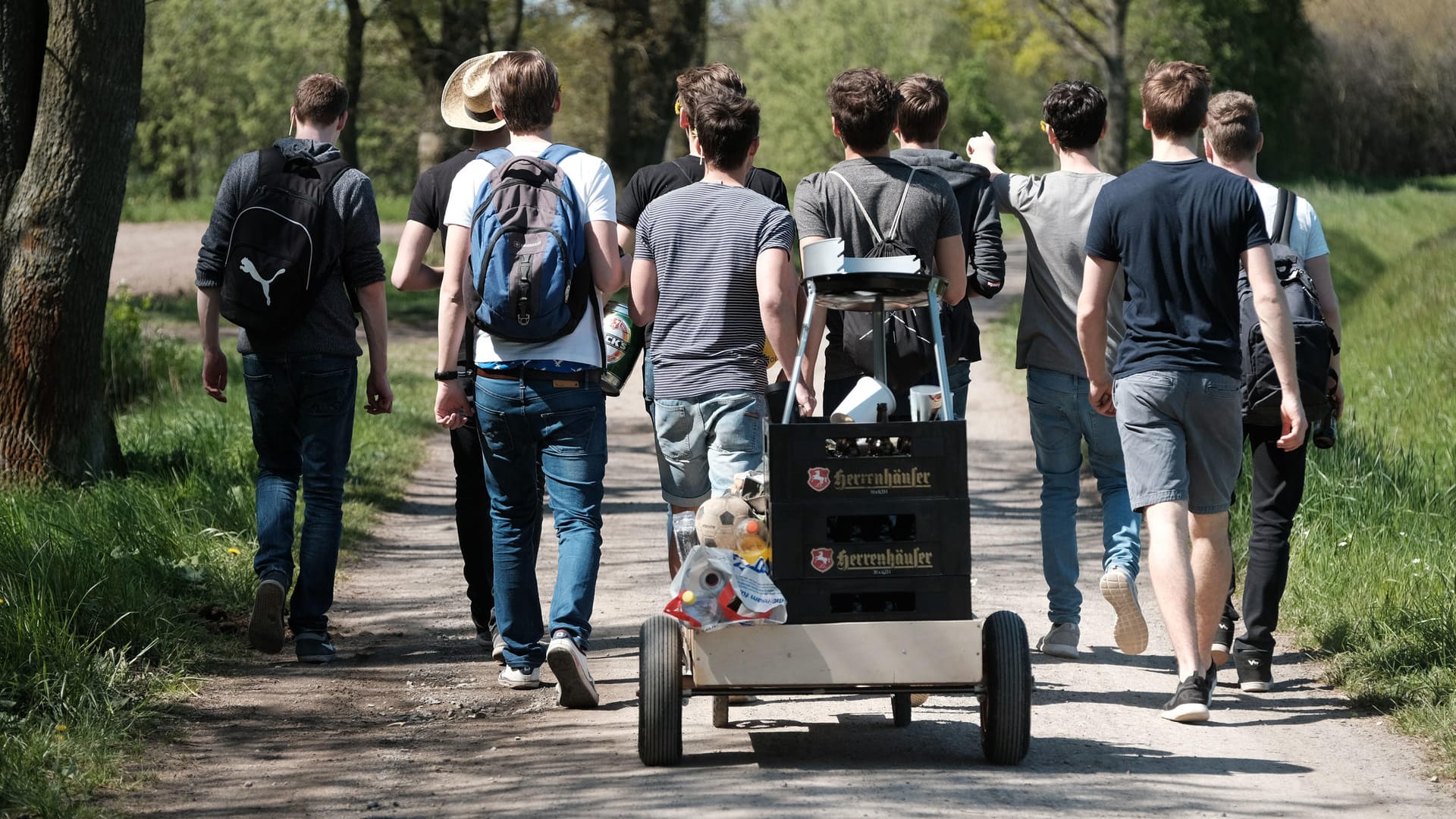 Vatertag: Ein beliebter Brauch ist es, dass Männer an diesem Tag mit einem mit Bier gefüllten Bollerwagen umherziehen.