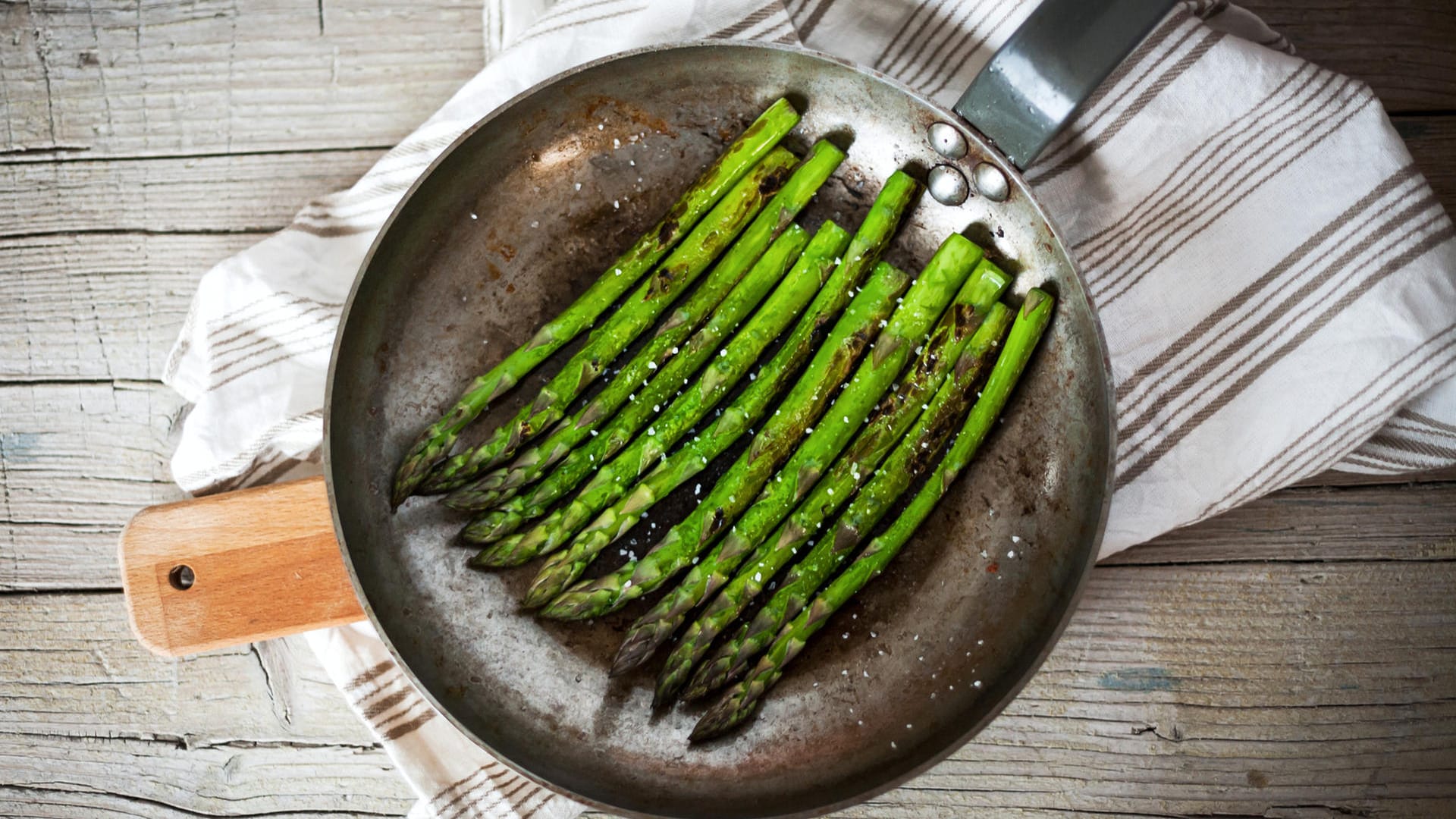 Spargel in der Pfanne: Mit etwas Öl lässt sich Spargel auch schnell in der Pfanne anbraten.