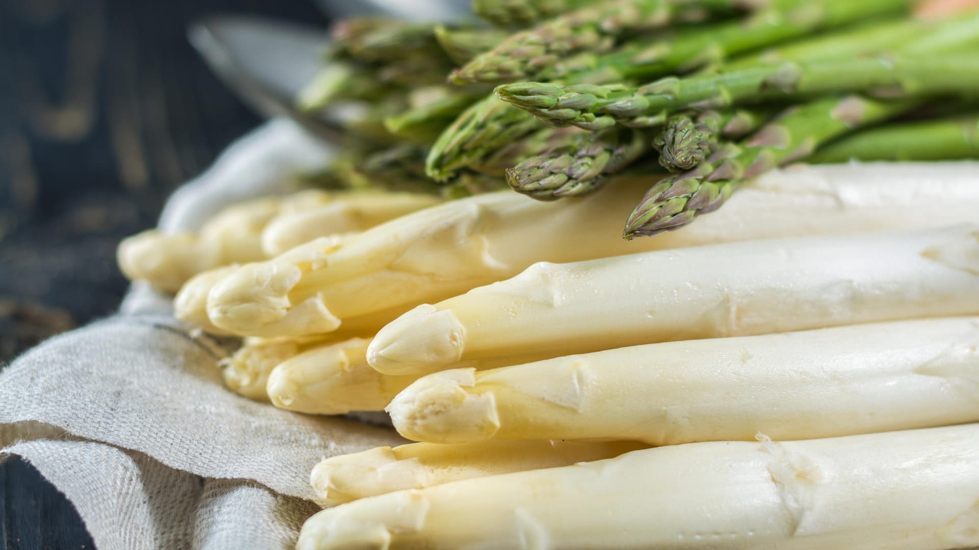 Spargel: Die Köpfe von frischem Spargel sind fest und geschlossen.