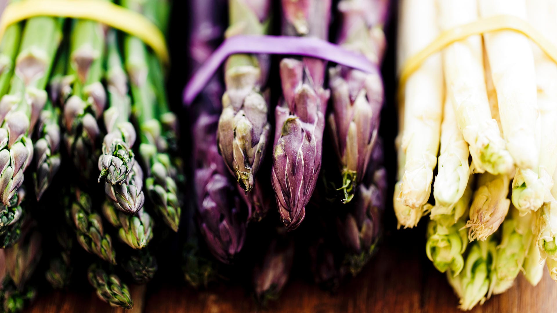 Spargelstangen: Spargel gibt es in drei Farben.