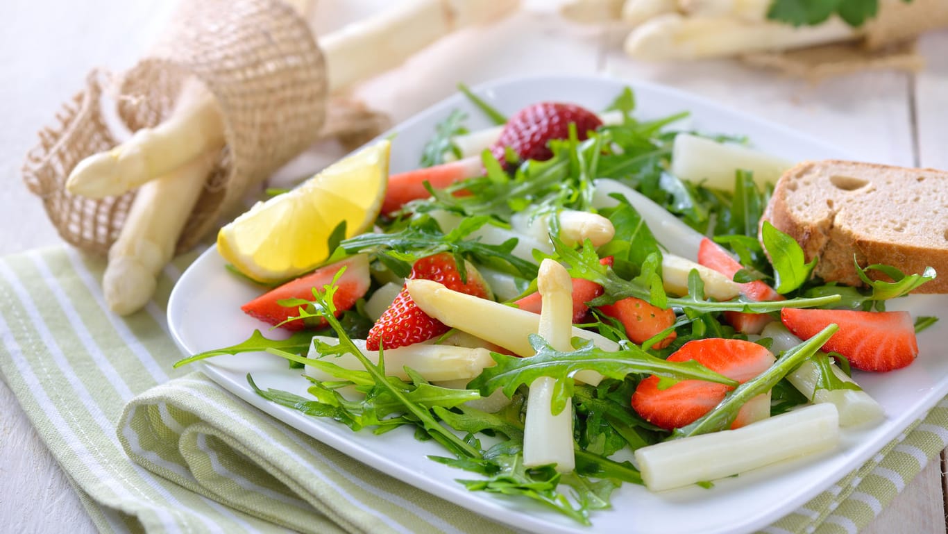 Spargelsalat: Besonders frisch und fruchtig schmeckt Spargel zusammen mit Erdbeeren im Salat.