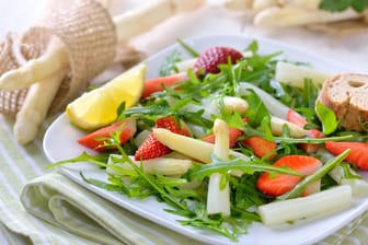 Spargelsalat: Besonders frisch und fruchtig schmeckt Spargel zusammen mit Erdbeeren im Salat.